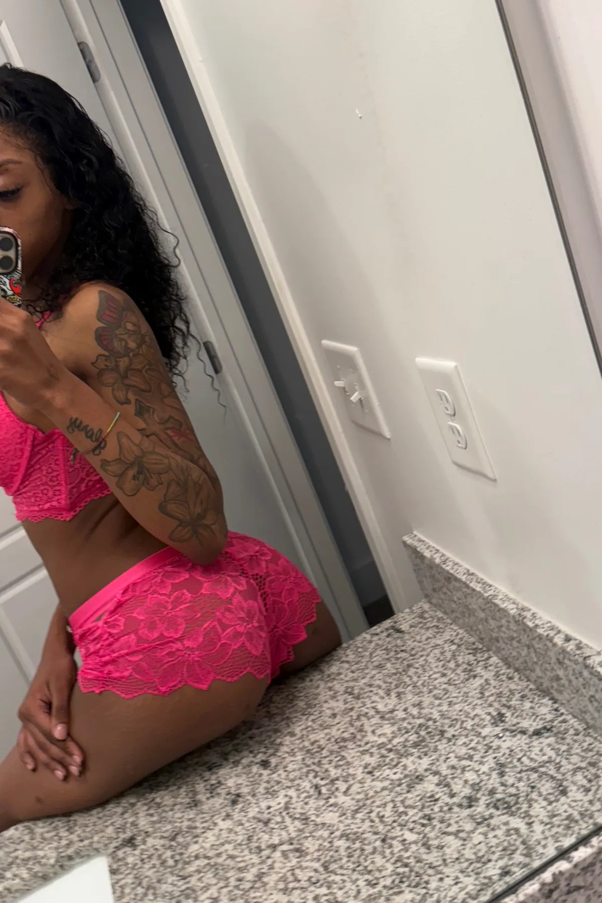 Leah - Independent Escort Brunette in Raleigh