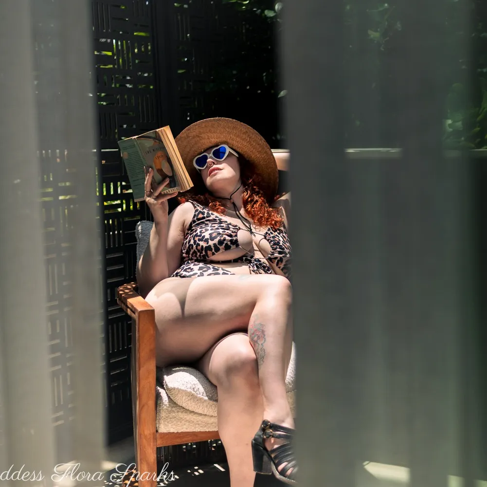 Flora Sparks - Independent Escort Red in Oakland